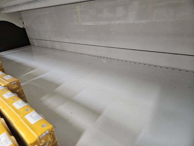 서울의 한 홈플러스 매장 진열대 곳곳이 비어있는 모습. 김수연 기자