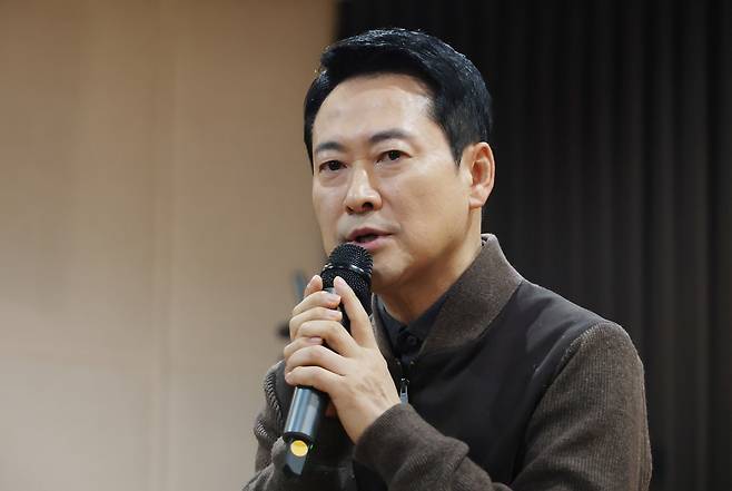 국민의힘 장동혁 대표가 지난 13일 오전 서울 중구 중림종합사회복지관에서 설맞이 봉사활동을 하기 위해 방문해 인사말을 하고 있다. 뉴시스