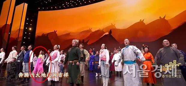 지난 2월 16일 방송된 중국중앙TV의 올해 ‘춘완’의 ‘뛰어오르는 해류마’ 코너의 한복 차림의 인물(동그라미) 모습. 온라인 갈무리