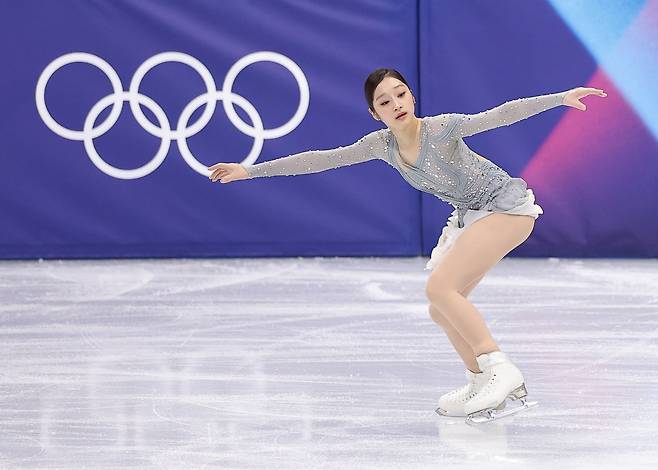 17일(현지시간) 이탈리아 밀라노 아이스스케이팅 아레나에서 열린 2026 밀라노ㆍ코르티나담페초 동계올림픽 여자 싱글 쇼트 프로그램에 출전한 신지아가 연기를 펼치고 있다. 2026.2.18 ondol@yna.co.kr 연합뉴스