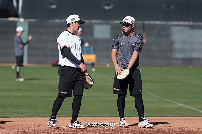 LG 추세현(오른쪽)과 오지환이 미국 애리조나 스프링캠프에서 수비 훈련을 하고 있다. LG 트윈스 제공