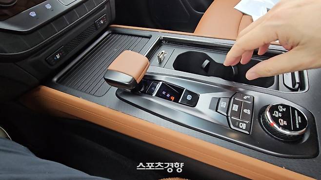 8단 자동변속기가 내장된 무쏘 가솔린. 디젤 경우엔 구형 6단 미션이 맞물려 있다. 사진 | 손재철기자