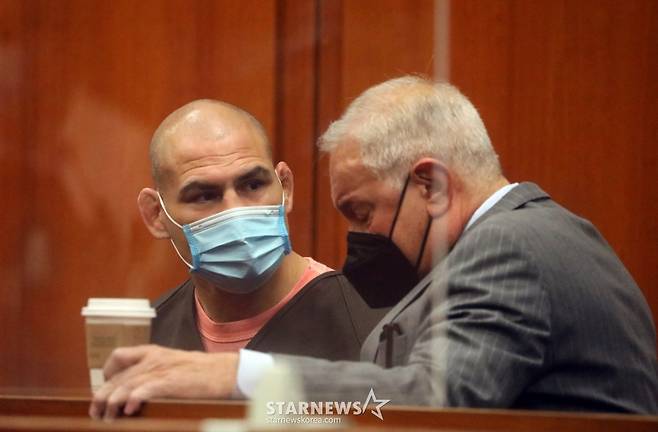 법정 출석 당시 케인 벨라스케즈(왼쪽). /로이터=뉴스1