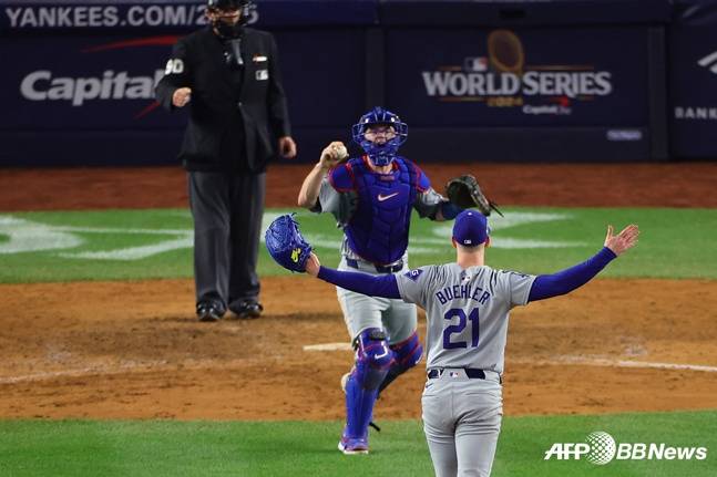 2024시즌 월드시리즈 승리를 이끈 뷸러(오른쪽). /AFPBBNews=뉴스1