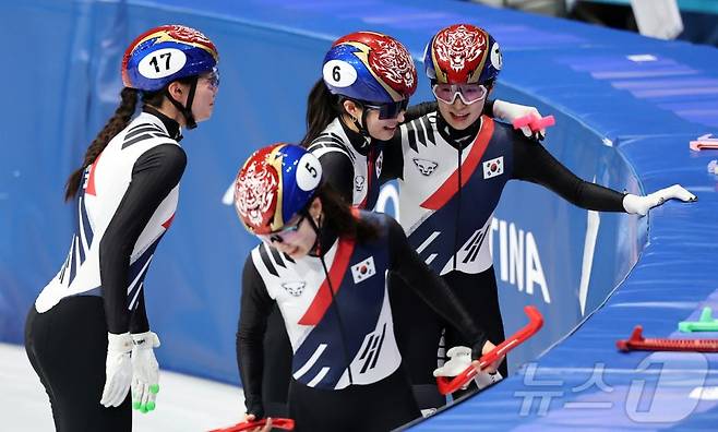 지난 15일 열린 준결승에서 1위로 통과한 직후 기뻐하는 여자 대표팀 선수들. /사진=뉴스1