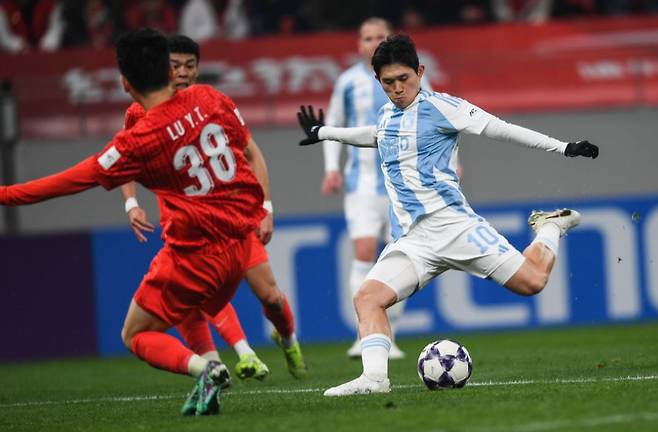 18일(한국시간) 중국 상하이의 푸둥 축구장에서 열린 2025~2026 아시아축구연맹(AFC) 챔피언스리그 엘리트(ACLE) 리그 스테이지 8차전 최종전에서 울산 HD와 상하이 하이강(중국)의 경기 모습. /사진=AFC 제공