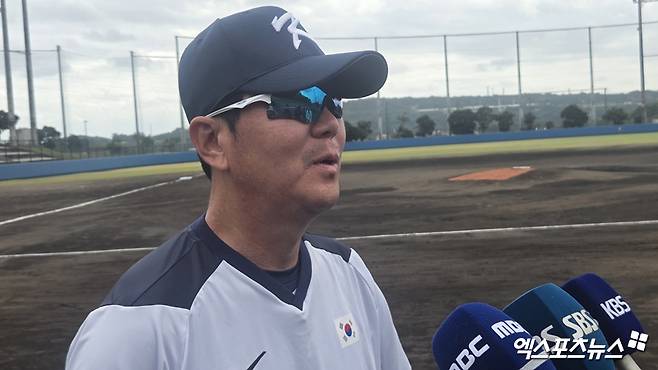 류지현 2026 월드베이스볼클래식(WBC) 국가대표팀 감독이 18일 일본 오키나와 고친다 구장에서 팀 훈련 진행에 앞서 라일리 오브라이언 부상 관련 상황에 대해 밝혔다. 사진 김지수 기자