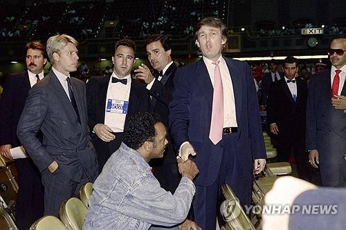 악수하는 도널드 트럼프 미국 대통령과 별세한 제시 잭슨 목사 [AFP 연합뉴스 자료사진. 재판매 및 DB 금지]