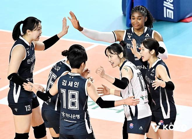 파이팅 외치는 한국도로공사 선수들 [한국배구연맹 제공. 재판매 및 DB 금지]