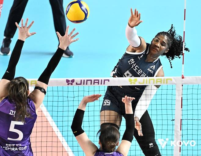 흥국생명과 경기에서 공격하는 도로공사의 모마(오른쪽) [한국배구연맹 제공. 재판매 및 DB 금지]