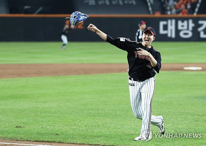 포효하는 유영찬 (대전=연합뉴스)  윤동진 기자 = 31일 대전한화생명볼파크에서 열린 2025 프로야구 KBO리그 포스트시즌 한국시리즈 5차전 LG 트윈스와 한화 이글스의 경기.
    우승을 확정지은 후 LG 유영찬이 포효하고 있다. 2025.10.31 mon@yna.co.kr