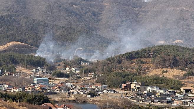 18일 오후 울산시 북구 천곡동 순금산 자락에서 발생한 산불로 하얀 연기가 피어오르고 있다. [독자 제공. 재판매 및 DB 금지]