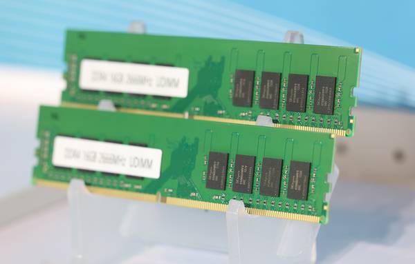 메모리 가격 급등으로 중고 컴퓨터 부품 시장이 과열되고 있다. 사진은 지난달 7일(현지시간) 미국 라스베이거스 컨벤션센터(LVCC) 전시장에 SK하이닉스 메모리를 장착한 램이 전시돼 있는 모습. 2026.1.8 /연합뉴스