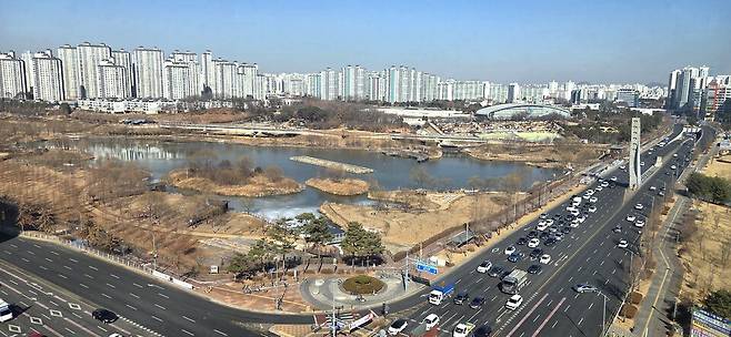 ▲ 파주시는 운정호수공원 및 소리천의 수질 정화를 목적으로 4월 말까지 19억6000만 원을 들여 각종 방지 시설을 확충한다. 사진은 운정호수공원 전경.