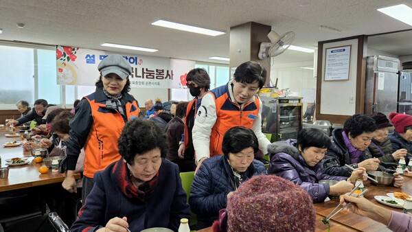 소비자교육중앙회 순천시지회가 최근 순천조례종합사회복지관을 찾아 설 맞이 떡국 나눔 봉사활동을 진행했다. 소비자교육중앙회 순천시지회 제공