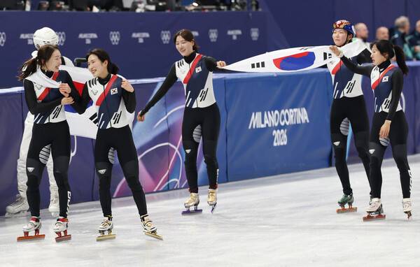 18일(현지시간) 이탈리아 밀라노 아이스스케이팅 아레나에서 열린 2026 밀라노·코르티나담페초 동계올림픽 쇼트트랙 여자 3000m 계주 결승에서 금메달을 따낸 한국 최민정과 김길리 등 선수들이 세리머니를 하고 있다. 연합뉴스