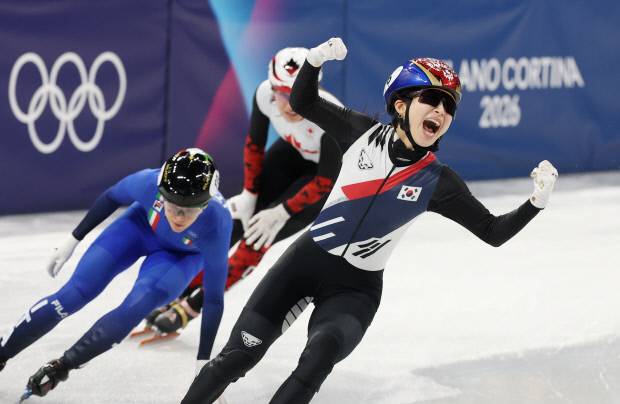 19일 이탈리아 밀라노 아이스스케이팅 아레나에서 열린 2026 밀라노-코르티나담페초 동계올림픽 쇼트트랙 여자 3000m 계주 결승에서 한국 마지막 주자 김길리가 1위로 피니시라인을 통과하며 환호하고 있다. /연합뉴스