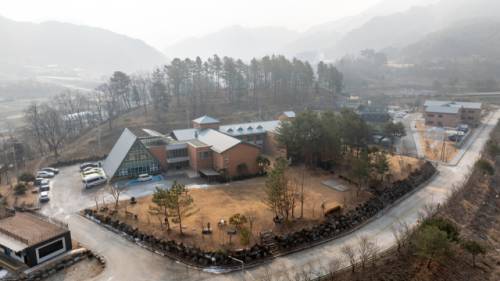 ◇산림복지진흥원이 주관하는 ‘2026년도 산림복지 나눔숲 조성사업’에 선정된 정선군이 복권기금 2억원을 지원받아, 정선읍 신월리 866번지 정선프란치스꼬의집 일원에 산림복지 나눔숲을 조성할 계획이다. 사진은 프란치스꼬의집 전경.