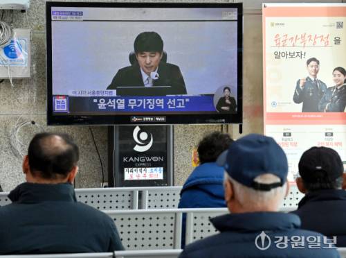 19일 춘천시외버스터미널에서 시민들이 윤석열 전 대통령의 내란 우두머리 혐의 1심 선고 공판을 지켜보고 있다. 이날 윤 전 대통령은 2024년 12월 3일 비상계엄을 선포한 지 443일 만에 무기징역을 선고받았다. 임도혁기자