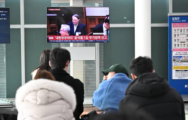 19일 시민들이 창원시 의창구 창원중앙역에서 윤석열 전 대통령 내란재판 1심 무기징역 선고 TV중계를 시청하고 있다. /김구연 기자
