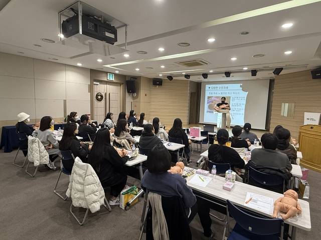 대구 남구청이 임신부 출산준비교실을 운영하면서 산전 모유수유 클리닉 강의를 하고 있다. 대구 남구청 제공