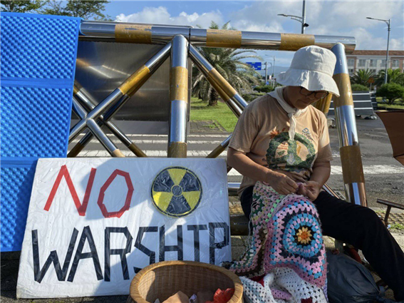 미군함 입항을 반대하면서 뜨개질 하는 선녀님. 사진=성게