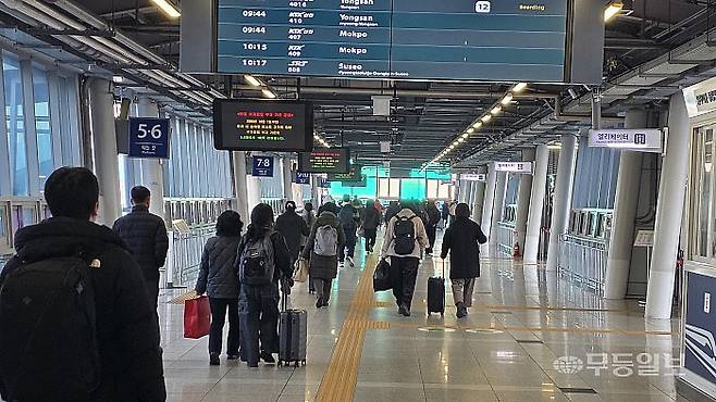 18일 오전 9시10분께 광주 송정역에서 서울 용산행 KTX를 탑승하기 위해 시민들이 이동하고 있다.김종찬기자 jck41511@mdilbo.com