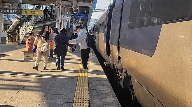 18일 오전 9시20분께 광주송정역에서 서울 용산행 KTX를 탑승하기 위해 시민들이 이동하고 있다.김종찬기자 jck41511@mdilbo.com