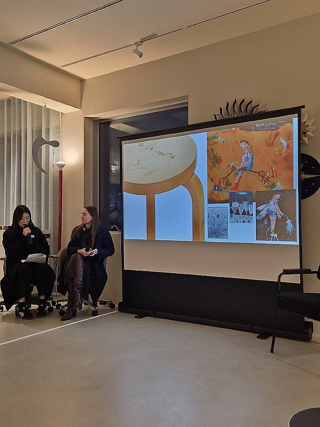 지난 10일 기획전 ‘Pairing Room-Artek × Five Artists’의 오프닝이 아르텍 매니징 디렉터인 마리안네 괴블을 초대한 가운데 비블리오떼끄에서 열렸다.