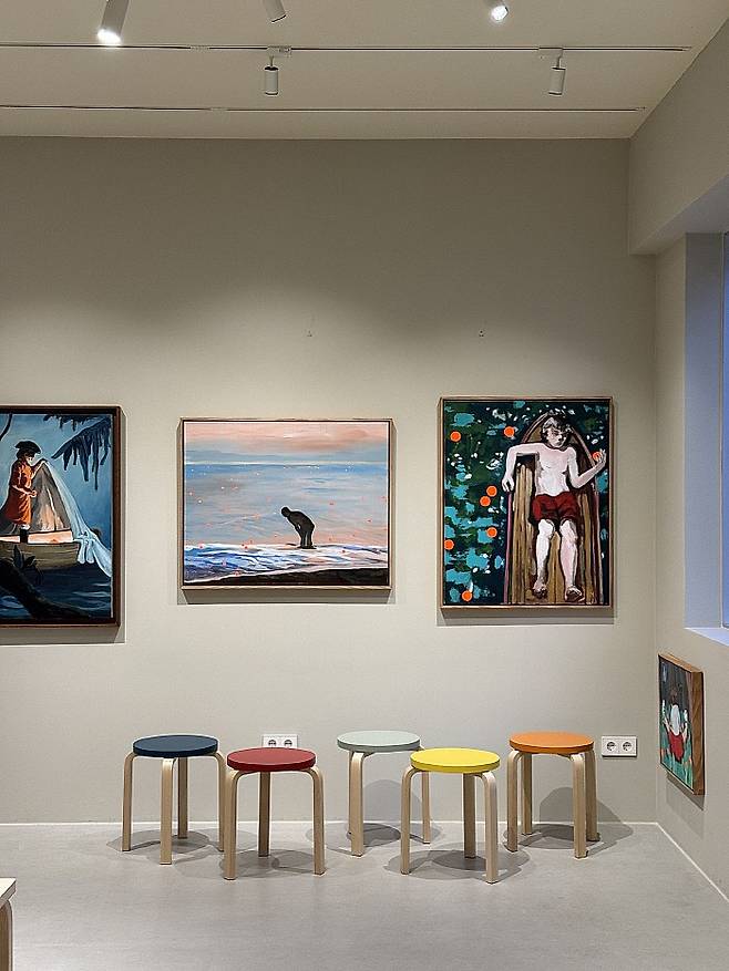 아르텍의 원형 스툴과 매칭된 이인성의 작품들.