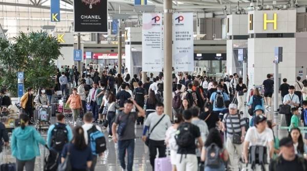 여행객들로 붐비는 인천공항. [출처=연합]