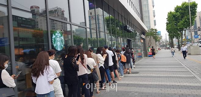 2020년 써머 레디백 출시 당시 스타벅스 매장 앞에 줄을 선 모습.(이투데이DB)
