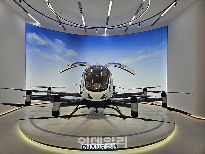 [이데일리 이명철 특파원]중국 광저우 이항 본사에 무인 전기수직이착륙기(eVTOL) 모델 ‘EH216-S’가 전시돼있다.