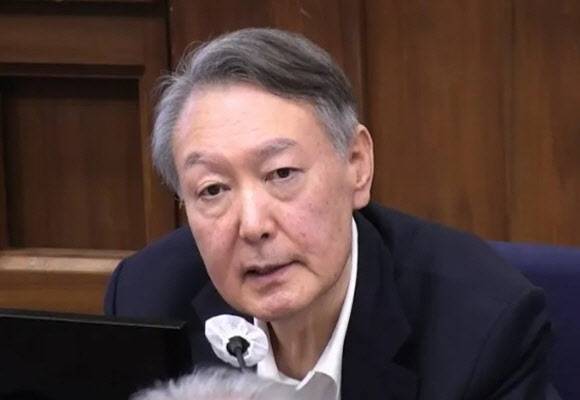 윤석열 전 대통령이 지난달 서울 서초구 서울중앙지법에서 열린 내란 우두머리 혐의 사건 결심 공판에서 발언하고 있다. (사진=서울중앙지법 제공)