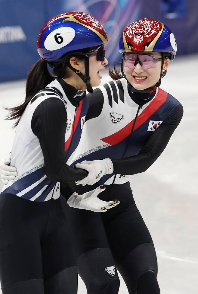 이탈리아 밀라노 아이스스케이팅 아레나에서 열린 2026 밀라노-코르티나담페초 동계올림픽 쇼트트랙 여자 3000m 계주 결승에서 금메달을 따낸 한국 최민정(오른쪽)과 김길리가 기쁨을 나누고 있다.(사진=연합뉴스)