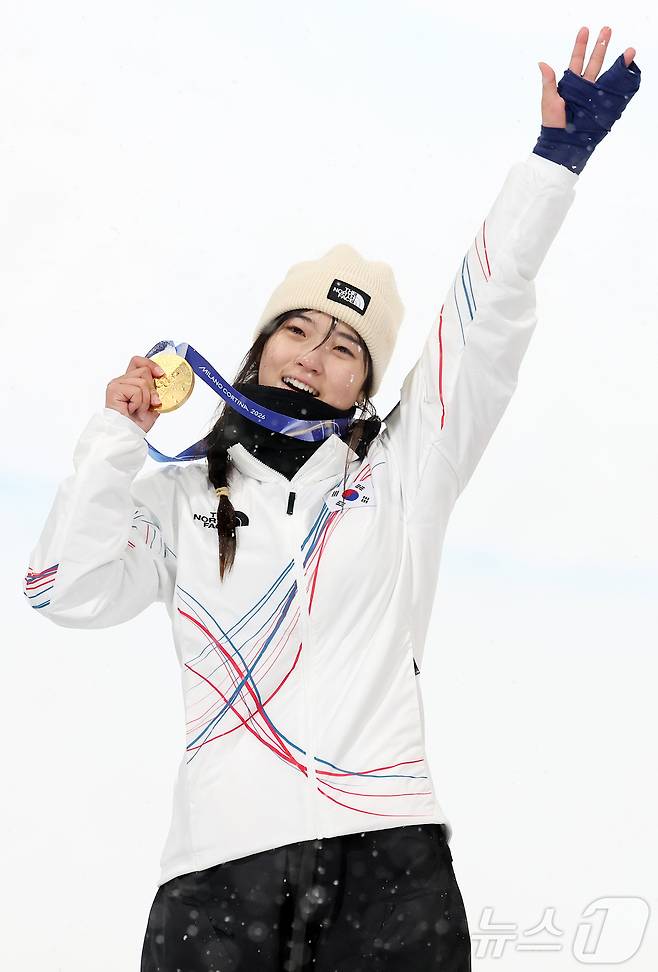 12일(현지시간) 이탈리아 리비뇨 스노파크에서 열린 2026 밀라노·코르티나담페초 동계올림픽 스노보드 여자 하프파이프 결선에서 90.25점을 받아 금메달을 획득한 스노보드 최가온이 기뻐하고 있다. 2026.2.13 ⓒ 뉴스1 김진환 기자