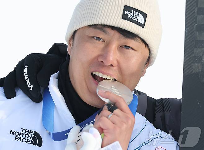 스노보드 남자 평행 대회전 은메달을 확보한 김상겸이 8일(현지시간) 이탈리아 리비뇨의 스노파크에서 열린 2026 밀라노·코르티나담페초 동계올림픽 스노보드 남자 평행 대회전 시상식에서 기뻐하고 있다. 2026.2.8 ⓒ 뉴스1 김진환 기자