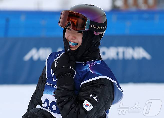 스노보드 유승은이 18일(현지시간) 이탈리아 리비뇨 스노파크에서 열린 2026 밀라노·코르티나담페초 동계올림픽 스노보드 여자 슬로프스타일 3차 결선을 마친 뒤 미소를 짓고 있다.  2026.2.18 ⓒ 뉴스1 김진환 기자