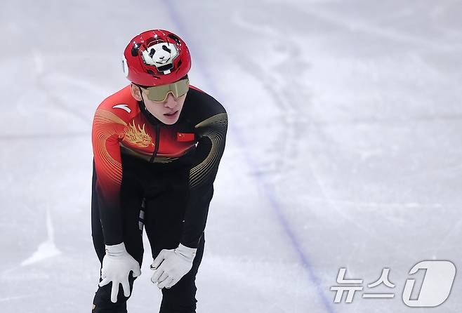 중국 쇼트트랙 린샤오쥔(한국명 임효준)이 18일(현지시간) 이탈리아 밀라노 아이스스케이팅 아레나에서 열린 2026 밀라노·코르티나담페초 동계올림픽 쇼트트랙 남자 500m 준준결승에서 조4위로 결승선을 통과하며 준결승 진출에 실패한 후 아쉬워하고 있다. 2026.2.19 ⓒ 뉴스1 김성진 기자