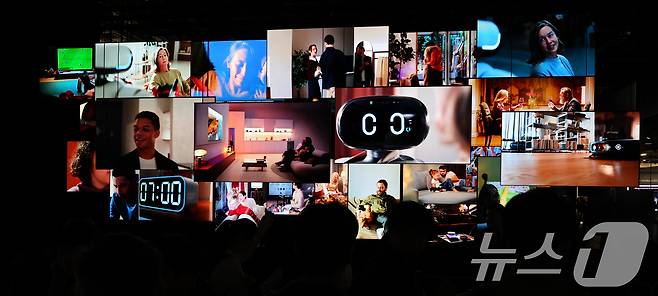 세계 최대 IT(정보기술)·가전 전시회 'CES 2026' 개막을 하루 앞둔 5일(현지시간) 미국 네바다주 라스베이거스 컨벤션센터(LVCC)에서 열린 LG전자 사전 부스투어에서 관람객들이 9㎜대 두께를 구현한 무선 월페이퍼 TV를 살펴보고 있다. 2026.1.6 ⓒ 뉴스1 황기선 기자