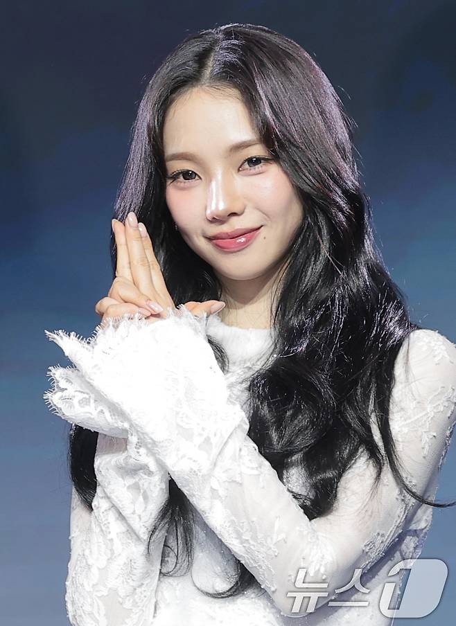 에스파 카리나가 19일 서울 마포구 호텔 나루 서울 엠갤러리에서 열린 넷플릭스 예능 '미스터리 수사단 시즌2' 제작발표회에 참석해 포즈를 취하고 있다. ⓒ 뉴스1 권현진 기자