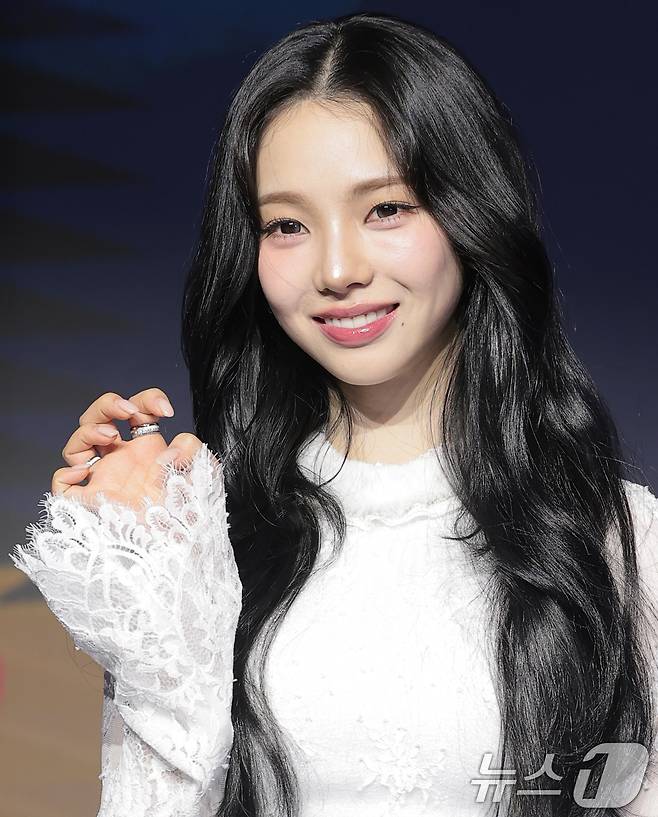 에스파 카리나가 19일 서울 마포구 호텔 나루 서울 엠갤러리에서 열린 넷플릭스 예능 '미스터리 수사단 시즌2' 제작발표회에서 예쁜 미소로 팬심을 홀리고 있다. ⓒ 뉴스1 권현진 기자