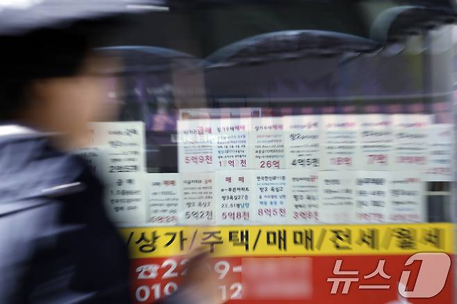 서울 중랑구의 한 공인중개사 사무소에 매매 매물 시세표가 붙어있다. ⓒ 뉴스1 박정호 기자