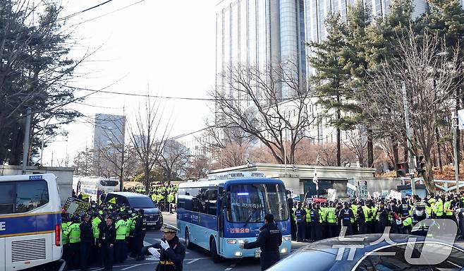 윤석열 전 대통령을 태운 호송차가 19일 오후 서울 서초구 중앙지방법원을 나서고 있다. 윤 전 대통령은 이날 내란 우두머리 혐의 1심 선고공판에서 2024년 12월 3일 비상계엄을 선포한 지 443일 만에 무기징역을 선고받았다. 2026.2.19 ⓒ 뉴스1 최지환 기자