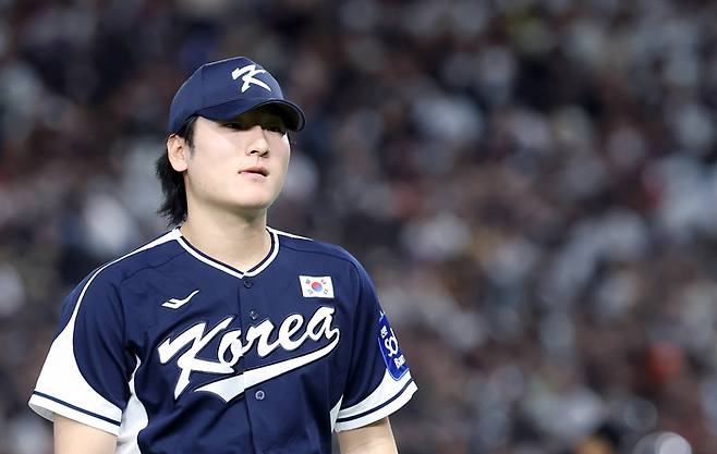 곽빈이 일본 도쿄돔에서 열린 2025 K베이스볼 시리즈 일본과 평가전서 1회말을 막은 후 더그아웃으로 들어가고 있다. 사진 | 도쿄=연합뉴스