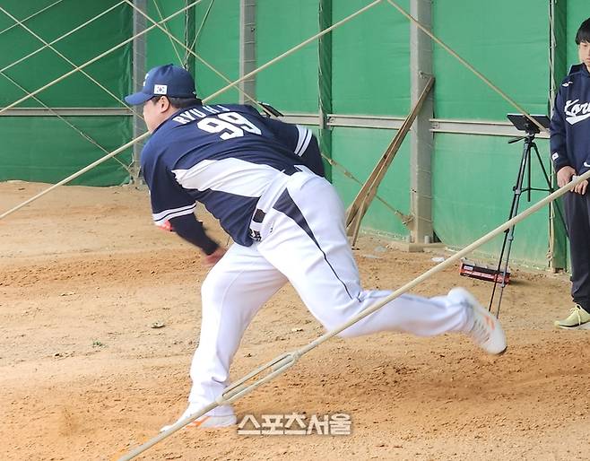 2026 WBC 대표팀 류현진이 18일 일본 오키나와 고친다 구장에서 불펜피칭을 하고 있다. 오키나와 | 김동영 기자 raining99@sportsseoul.com