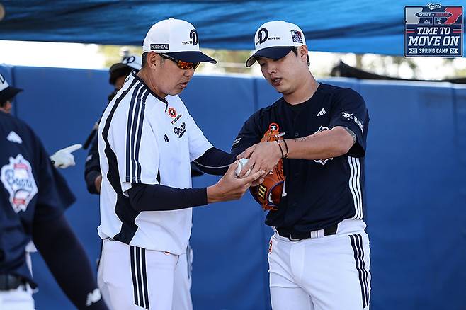 두산 김원형 감독(왼쪽)이 호주 시드니 블랙타운 야구장에서 진행된 스프링캠프 불펜장에서 박치국과 대화하고 있다. 사진 | 두산 베어스