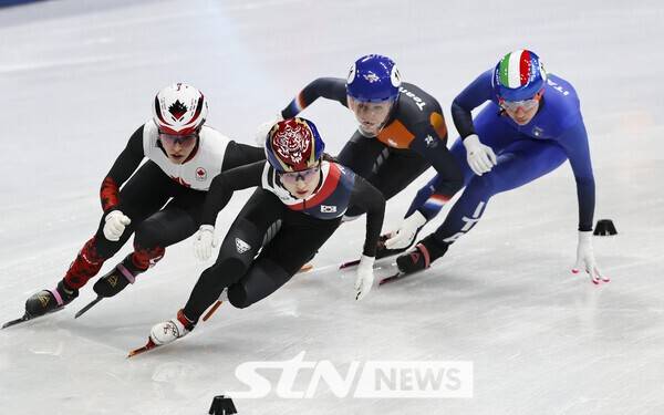 쇼트트랙 최민정이 18일(현지 시간) 이탈리아 밀라노 아이스스케이팅 아레나에서 열린 2026 밀라노·코르티나 담페초 동계올림픽 여자 쇼트트랙 3000m 계주 결승에서 역주하고 있다. /사진=뉴시스