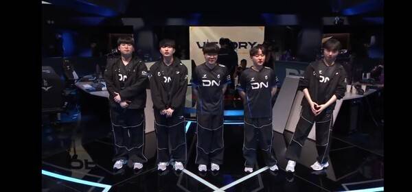 19일 종로 치지직 롤파크에서 열린 2026 LCK컵 플레이오프 패자 1라운드 4세트에서 DN수퍼스가 DRX를 세트 스코어 3대 1로 꺾고 플레이오프 패자조에서 극적인 생존에 성공했다. (DN수퍼스 & DRX=3:1). /사진=네이버 치지직 라이브영상 캡처/사진
