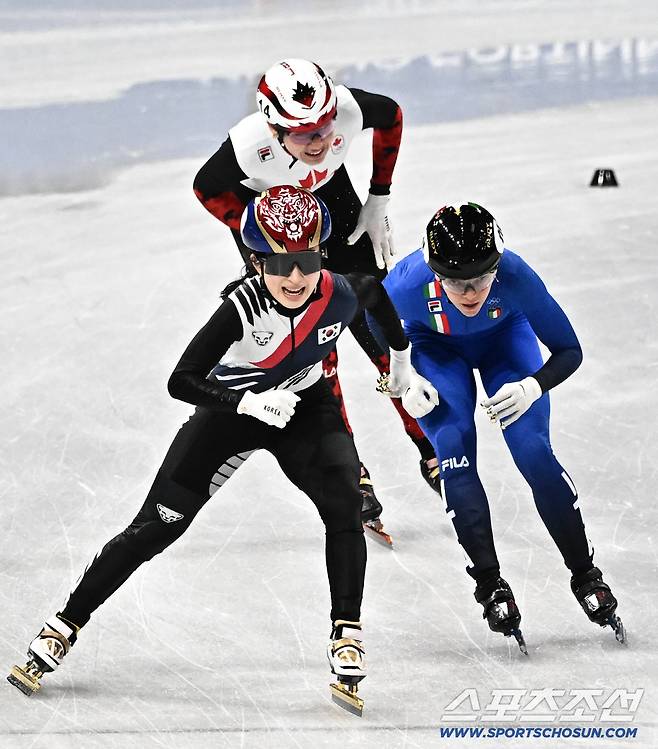 19일(한국시간) 이탈리아 밀라노 스피드스케이팅 아레나에서 열린 밀라노동계올림픽 쇼트트랙 여자 3000m 계주 결승전. 결승선 1위로 통과하는 김길리. 밀라노(이탈리아)=송정헌 기자songs@sportschosun.com/2026.02.19/